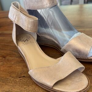 Vince Camuto Wedge Sandal Rose Gold Metallic Suede Size 7